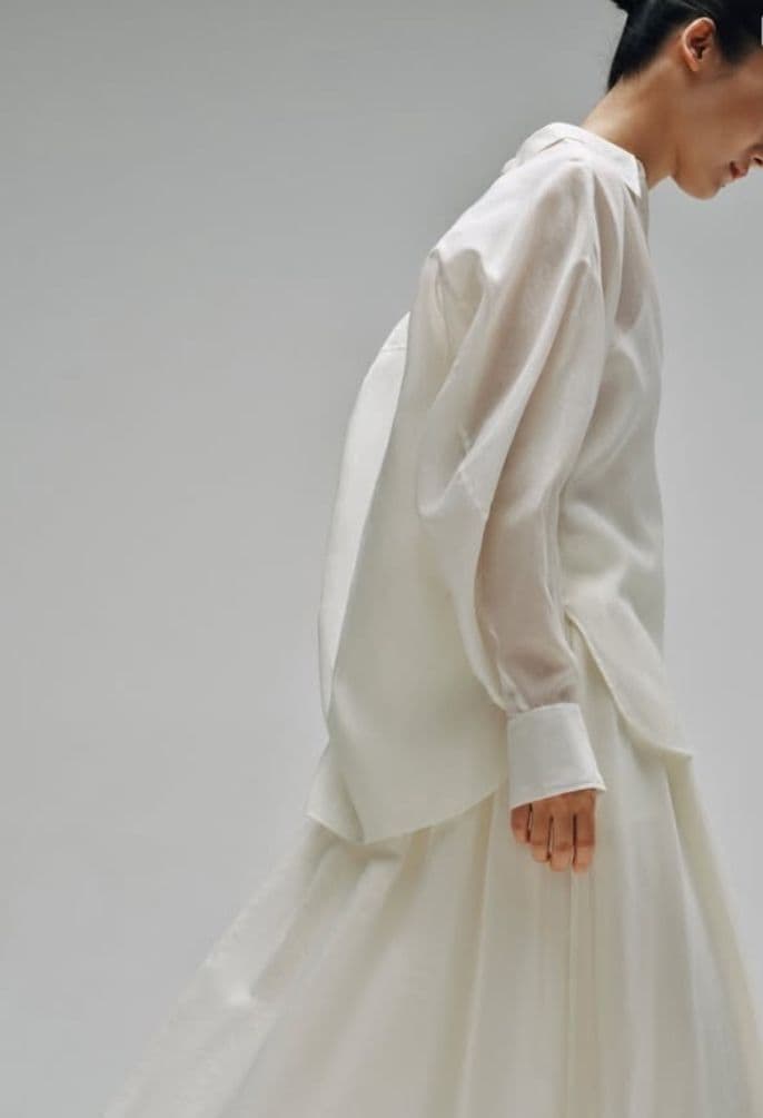 The back of a white shirt and skirt, falling in soft folds